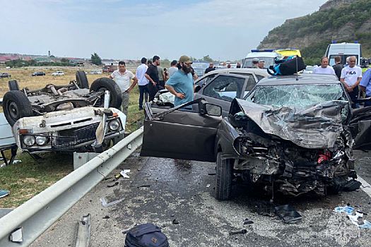 В КБР три человека погибли в массовой аварии