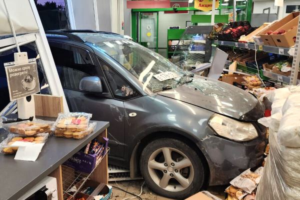 Под Анапой женщина за рулем перепутала педали и въехала в супермаркет