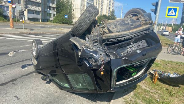 В Петрозаводске минимум два человека пострадали при наезде авто на остановку